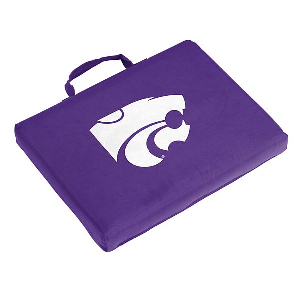 Сидушка Kansas State Wildcats от Logo Brand с ручкой, 35.6 см x 27.9 см x 5.1 см, Полиэстер, Удобство на трибуне Logo Brand