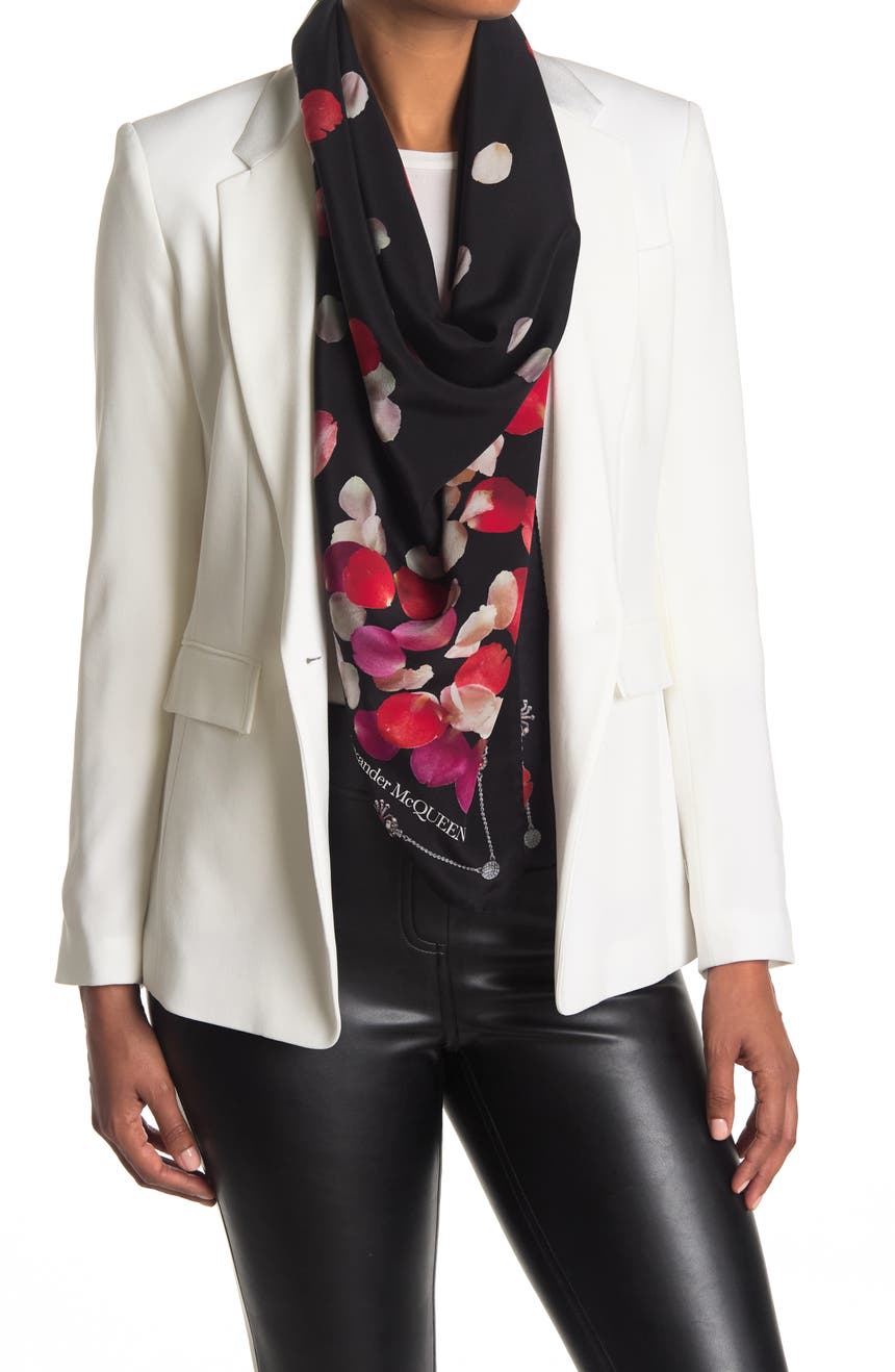 Шелковый шарф с цветочным принтом лепестков Alexander McQueen