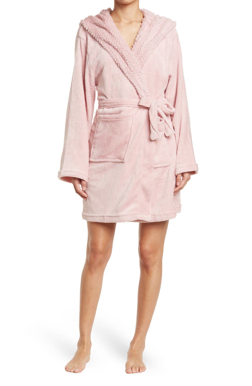 Плюшевый халат с запахом на подкладке из искусственного меха Snowed In с капюшоном PJ Couture