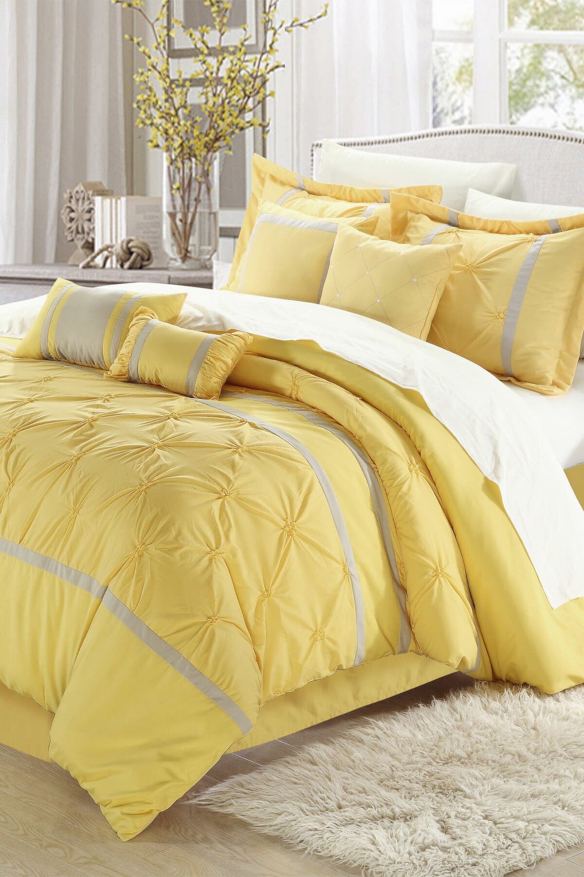 Спальня с желтым покрывалом