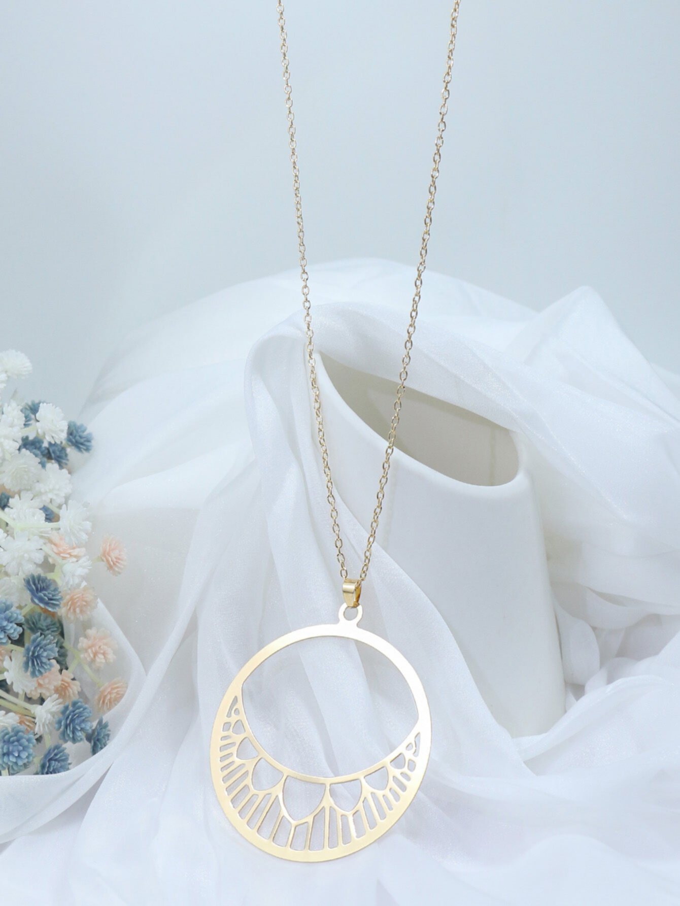 Ожерелье ажурный с круглым декором SHEIN