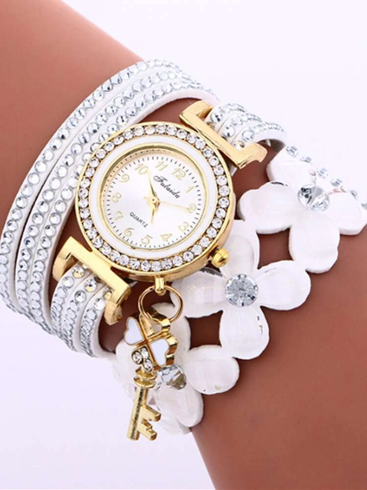 Белые часы с браслетами