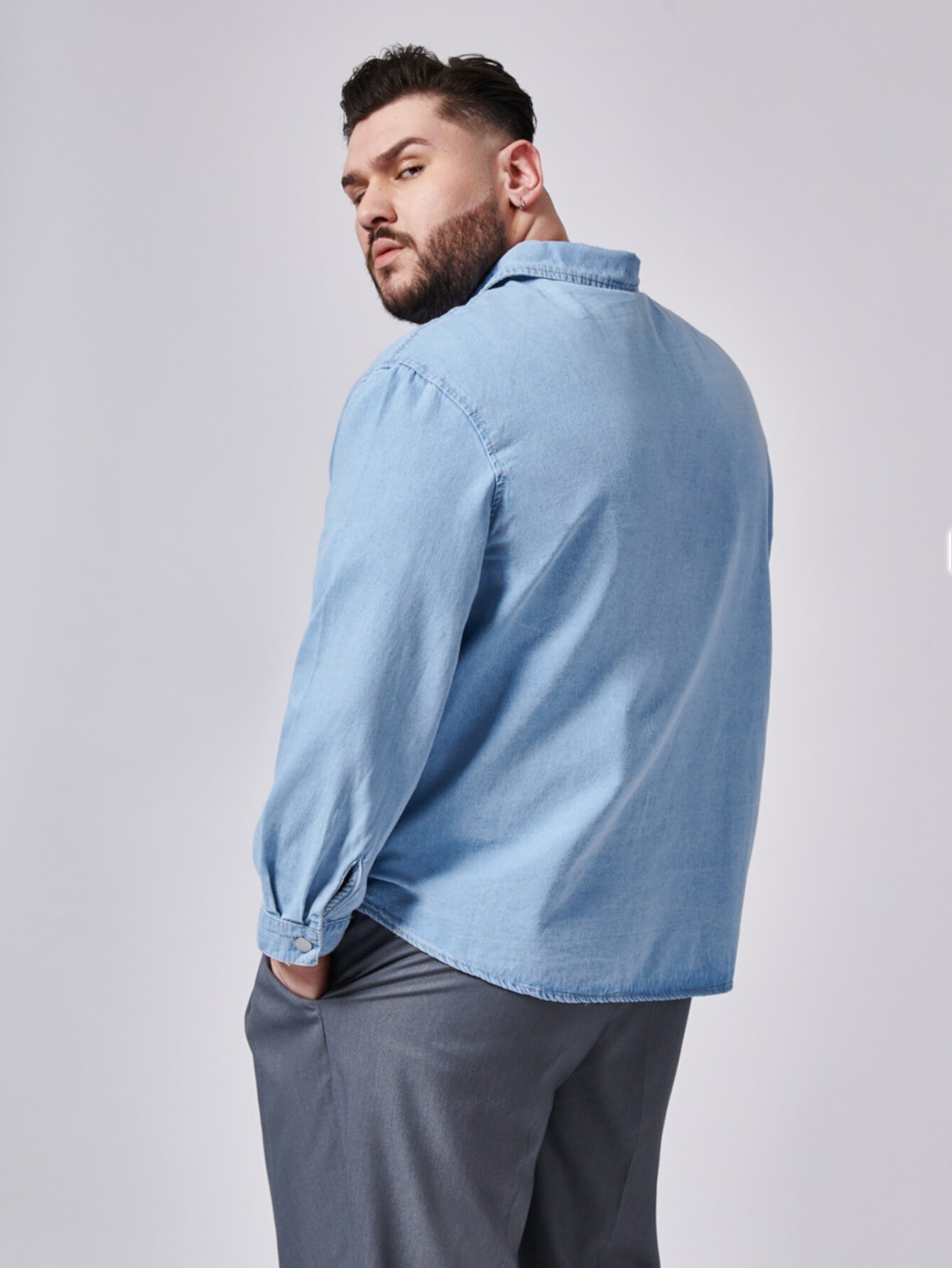 Extended Sizes для мужчины Джинсовая рубашка с карманом на пуговицах SHEIN