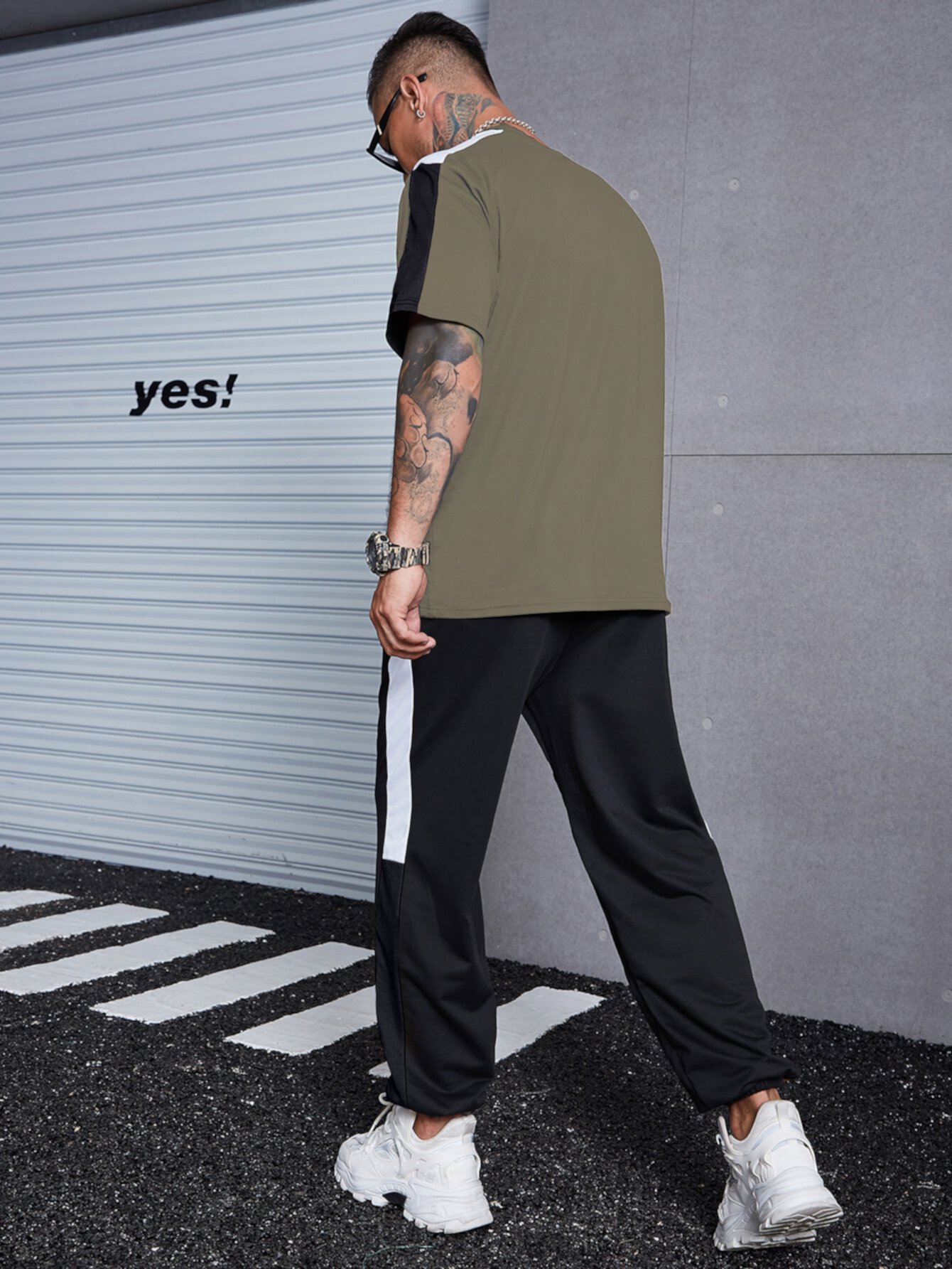 Extended Sizes для мужчины Брюки & футболка с текстовым принтом с боковым швом SHEIN