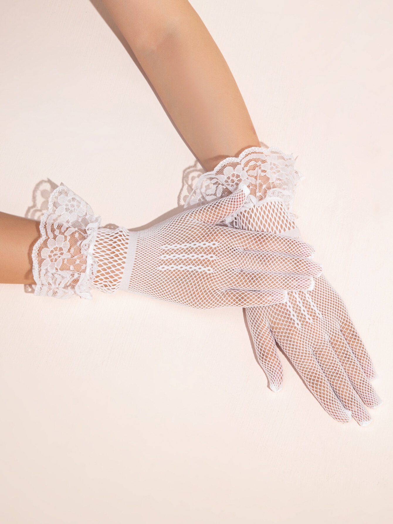 Сетчатые перчатки с кружевной отделкой SHEIN