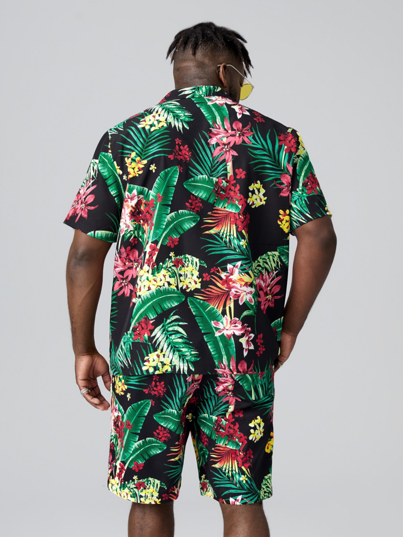 Extended Sizes для мужчины Рубашка с тропическим принтом & Шорты на кулиске SHEIN