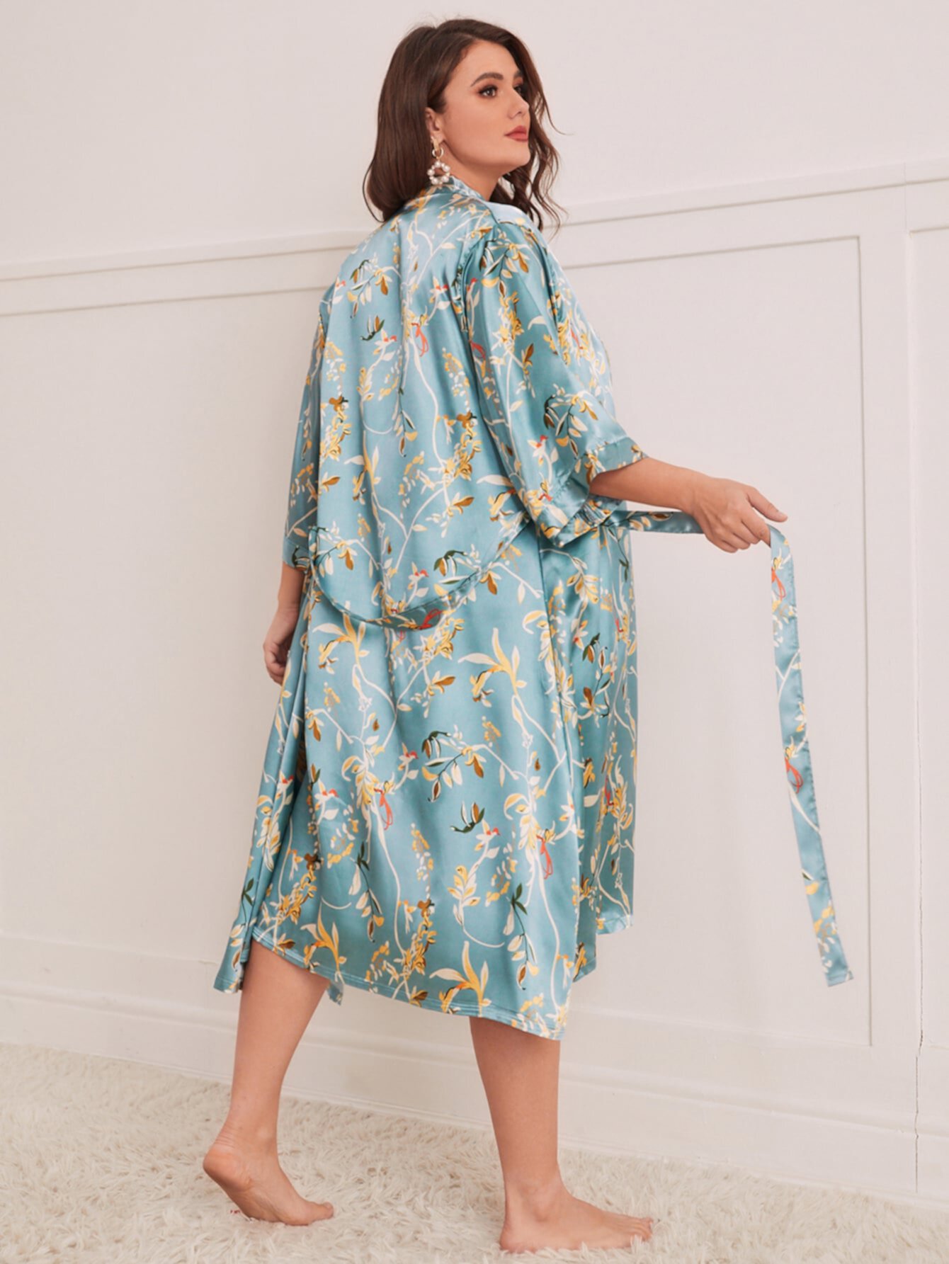 размера плюс с цветочным принтом с поясом из атласа Халат & Платье на бретелях Пижама SHEIN