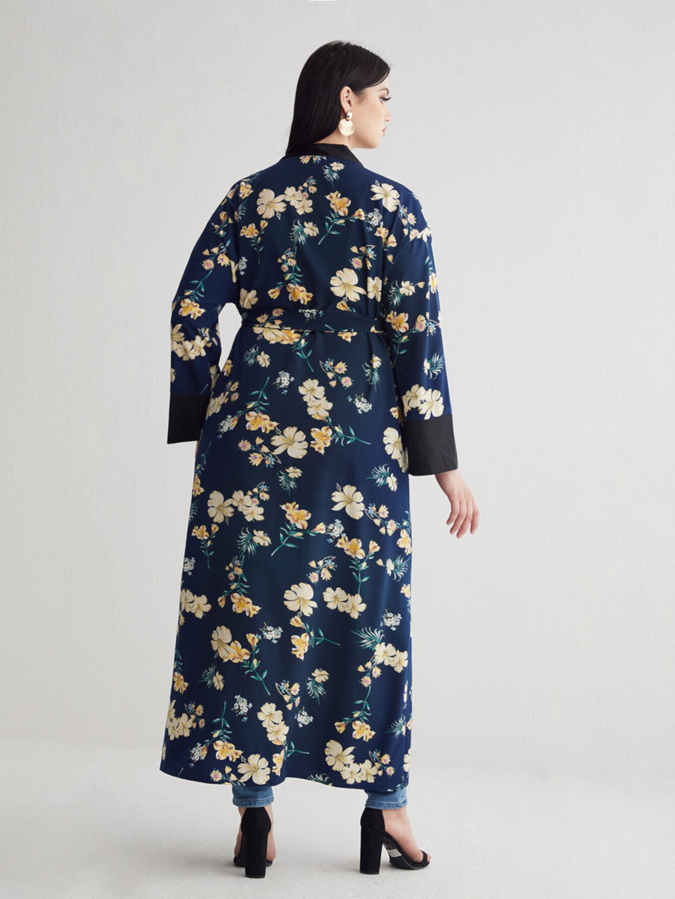 Кимоно с цветочным принтом с поясом размера плюс SHEIN
