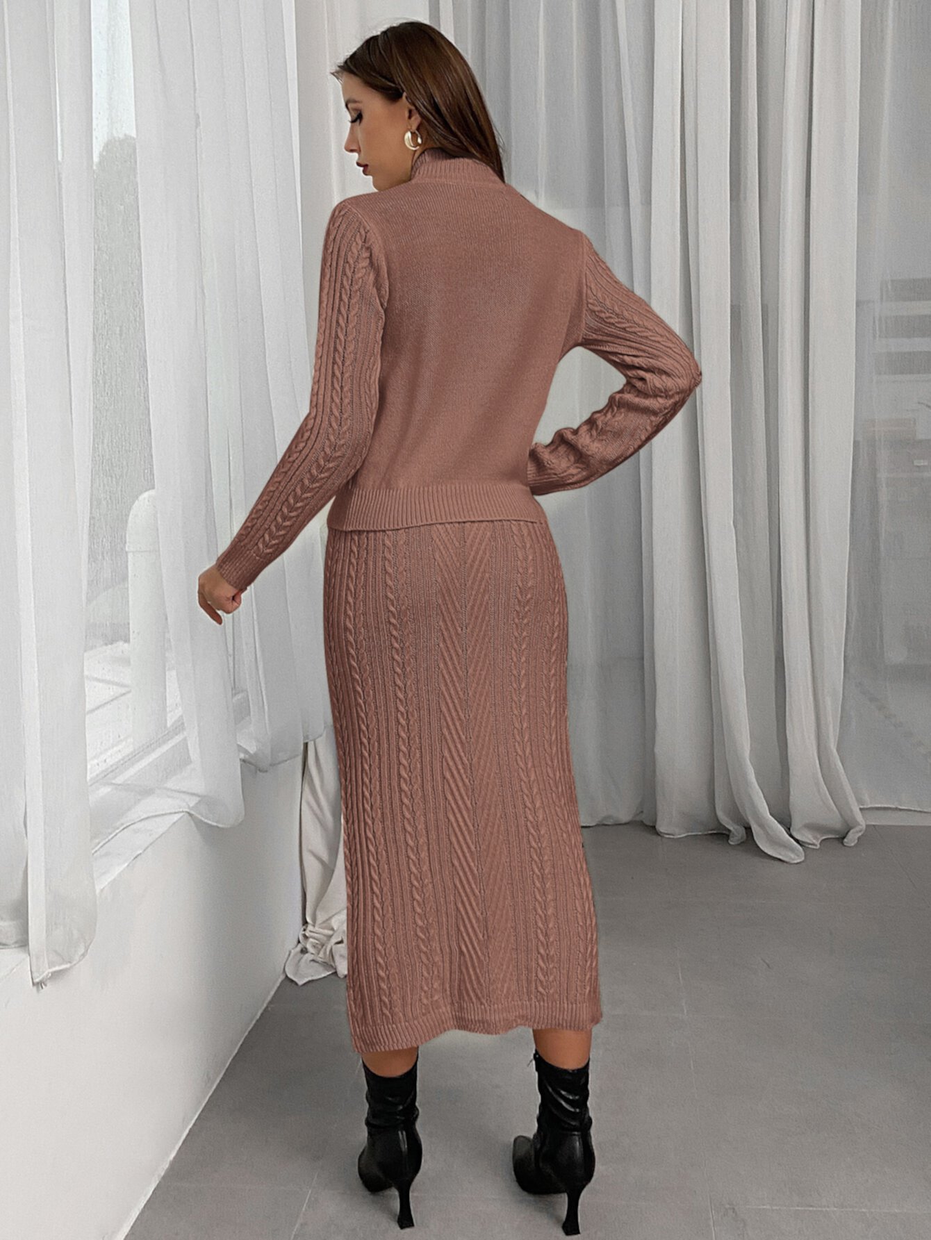 Вязаный свитер с воротником-стойкой и вязаная юбка SHEIN