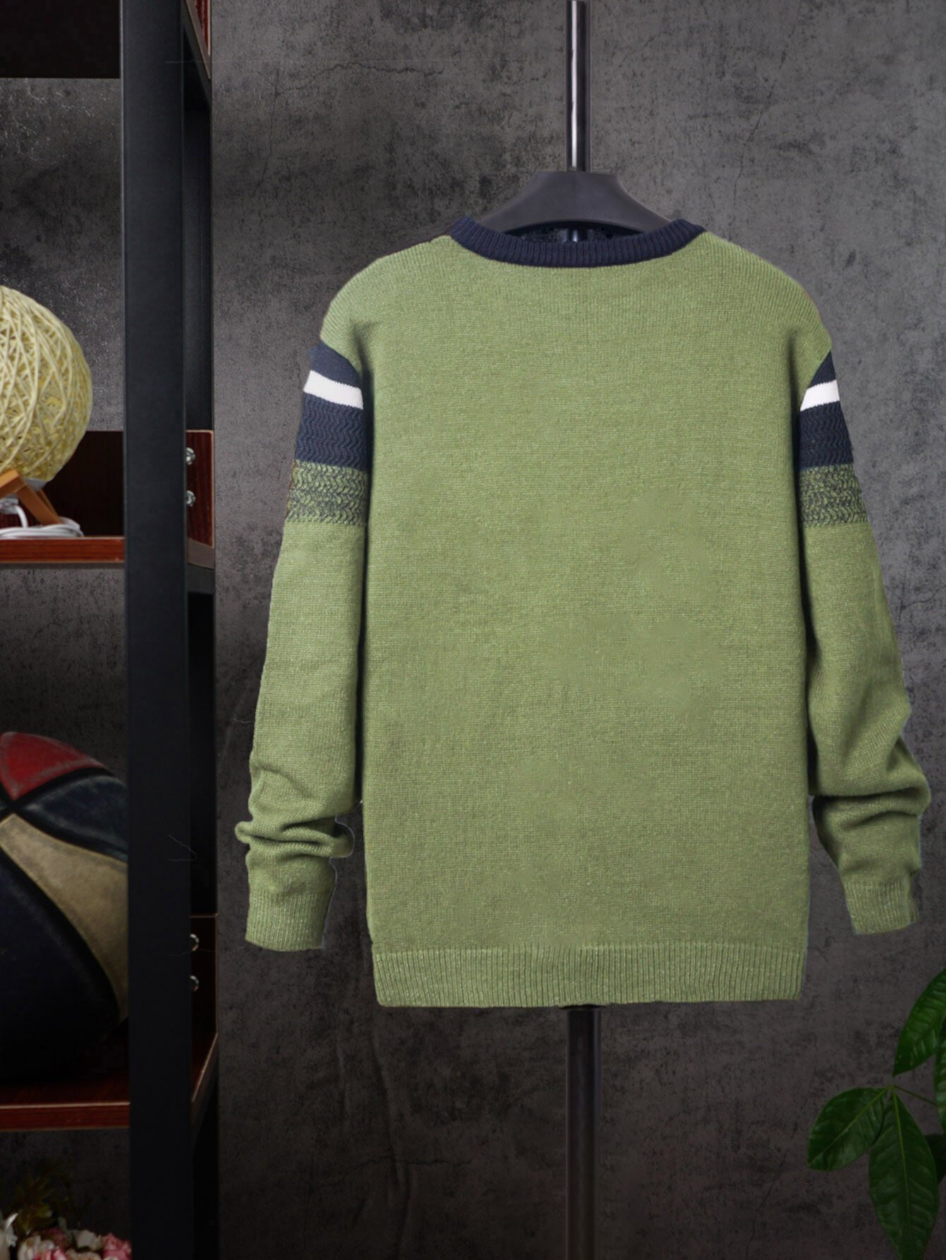 Контрастный свитер в полоску для мужчины SHEIN