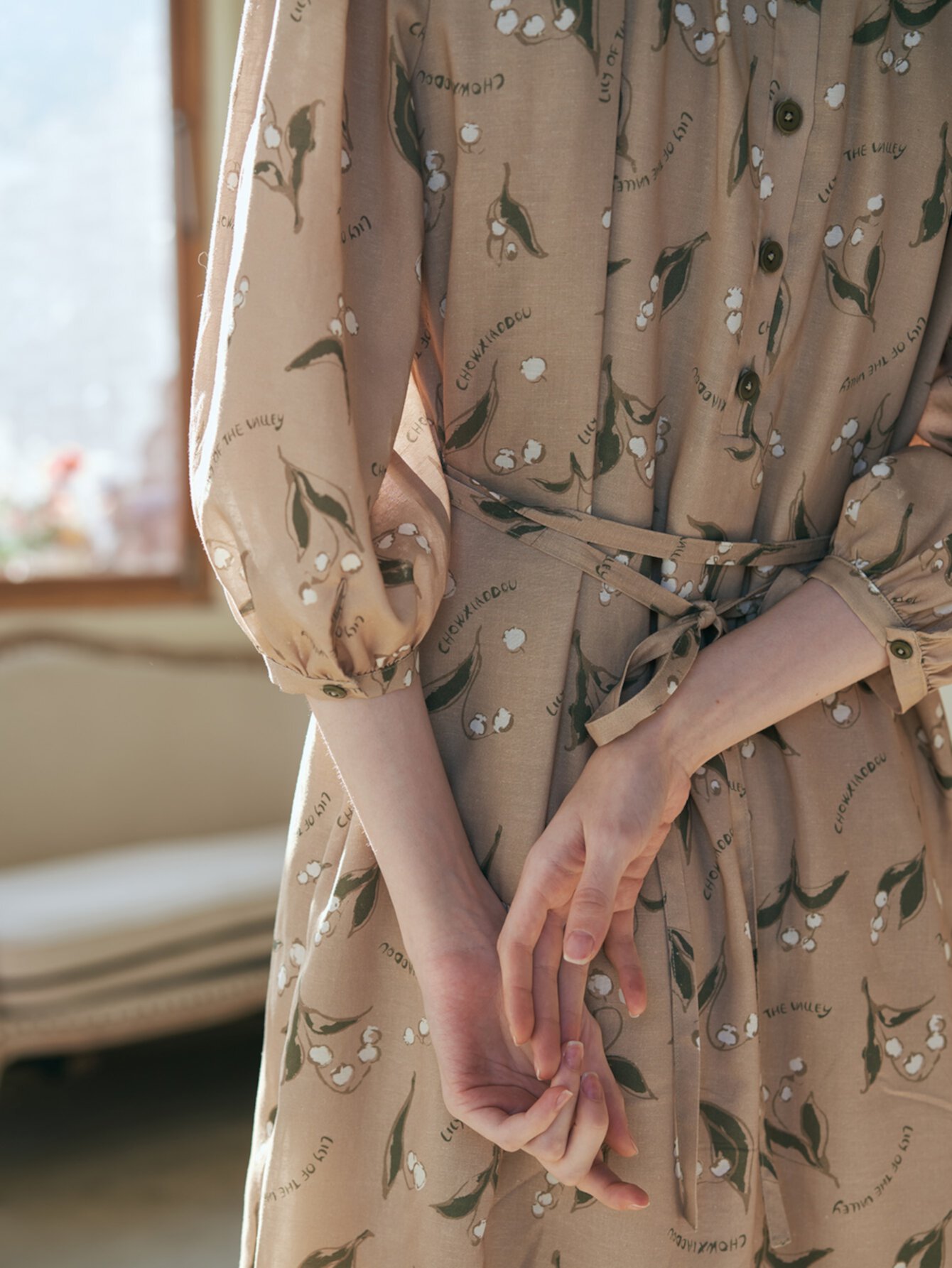 Simple Retro Платье с цветочным и текстовым принтом с рукавами-фонариками с узлом сзади Simple Retro