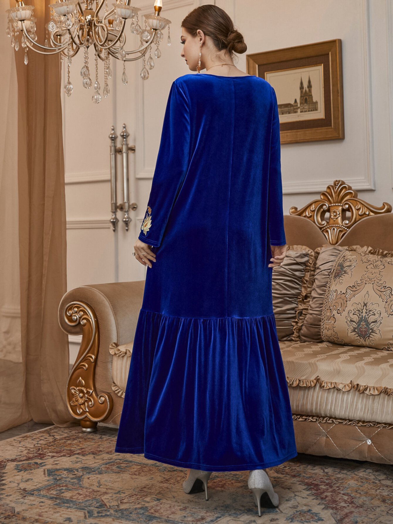 Платье-кафтан с цветочной вышивкой из бархата SHEIN