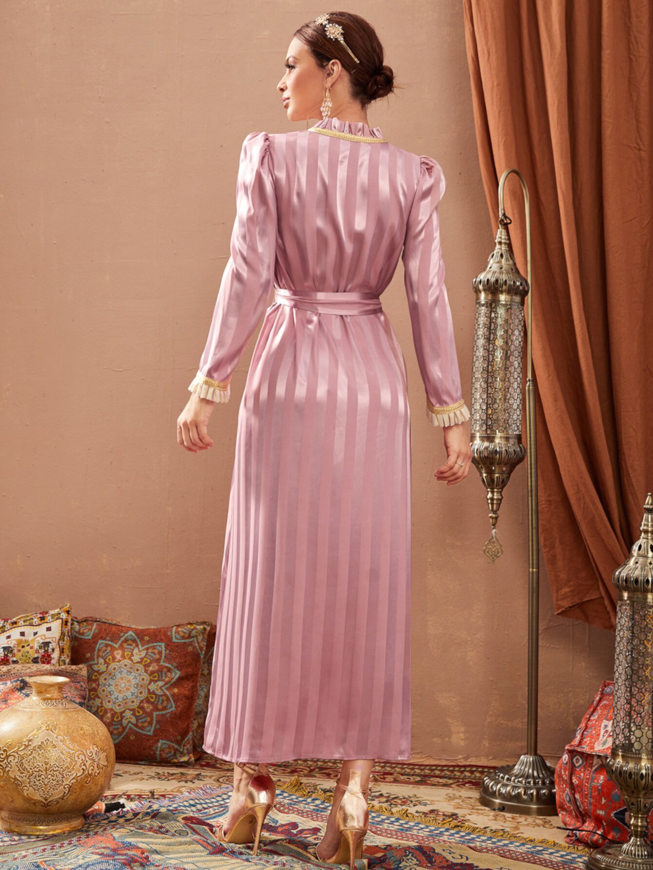SHEIN Платье-кафтан с аппликацией с контрастной отделкой с пышным рукавом с поясом SHEIN