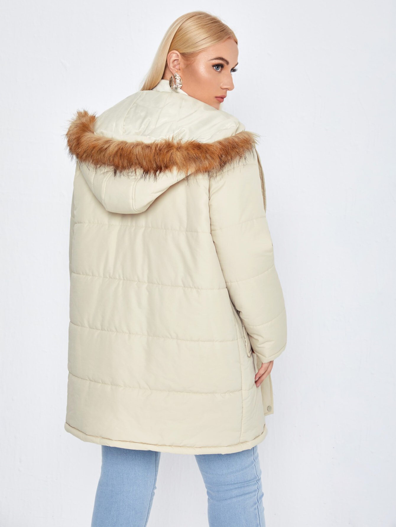 размера плюс Утепленная куртка из плюша с отделкой с карманами с капюшоном SHEIN