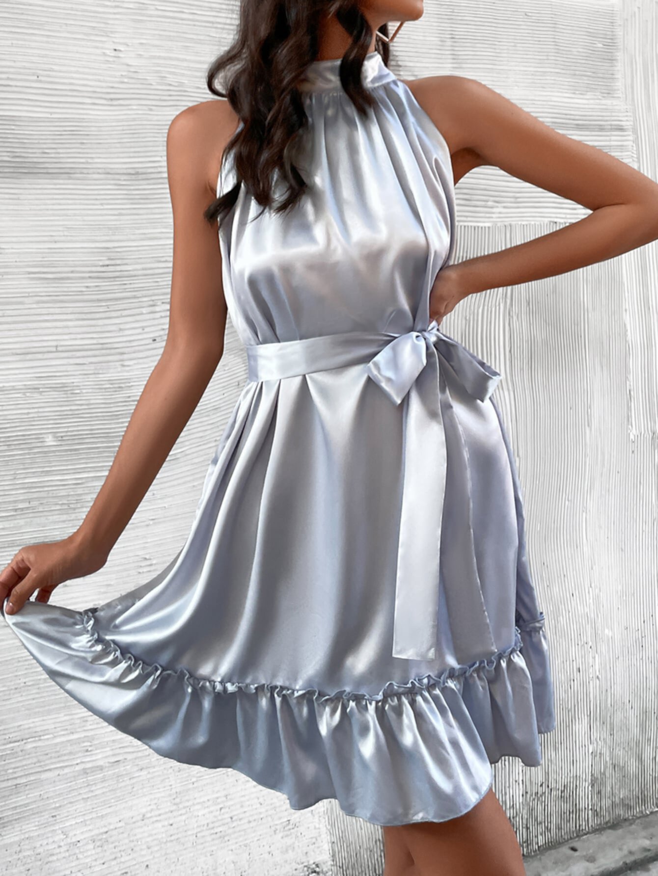 Платье с воротником-стойкой с поясом с оборками из атласа SHEIN