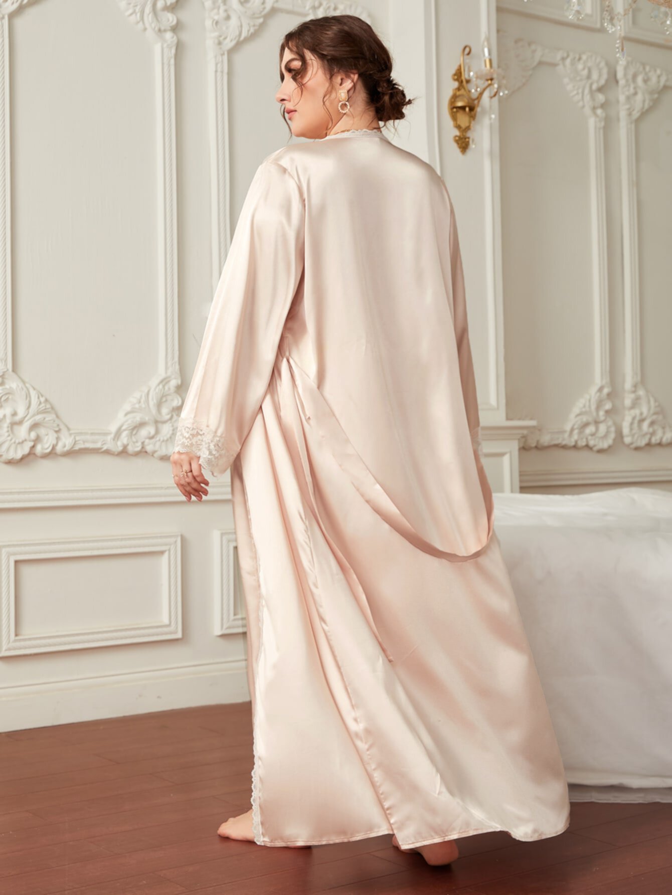 размера плюс Пижама с халатом с кружевной отделкой с поясом из атласа & платьем на бретелях SHEIN