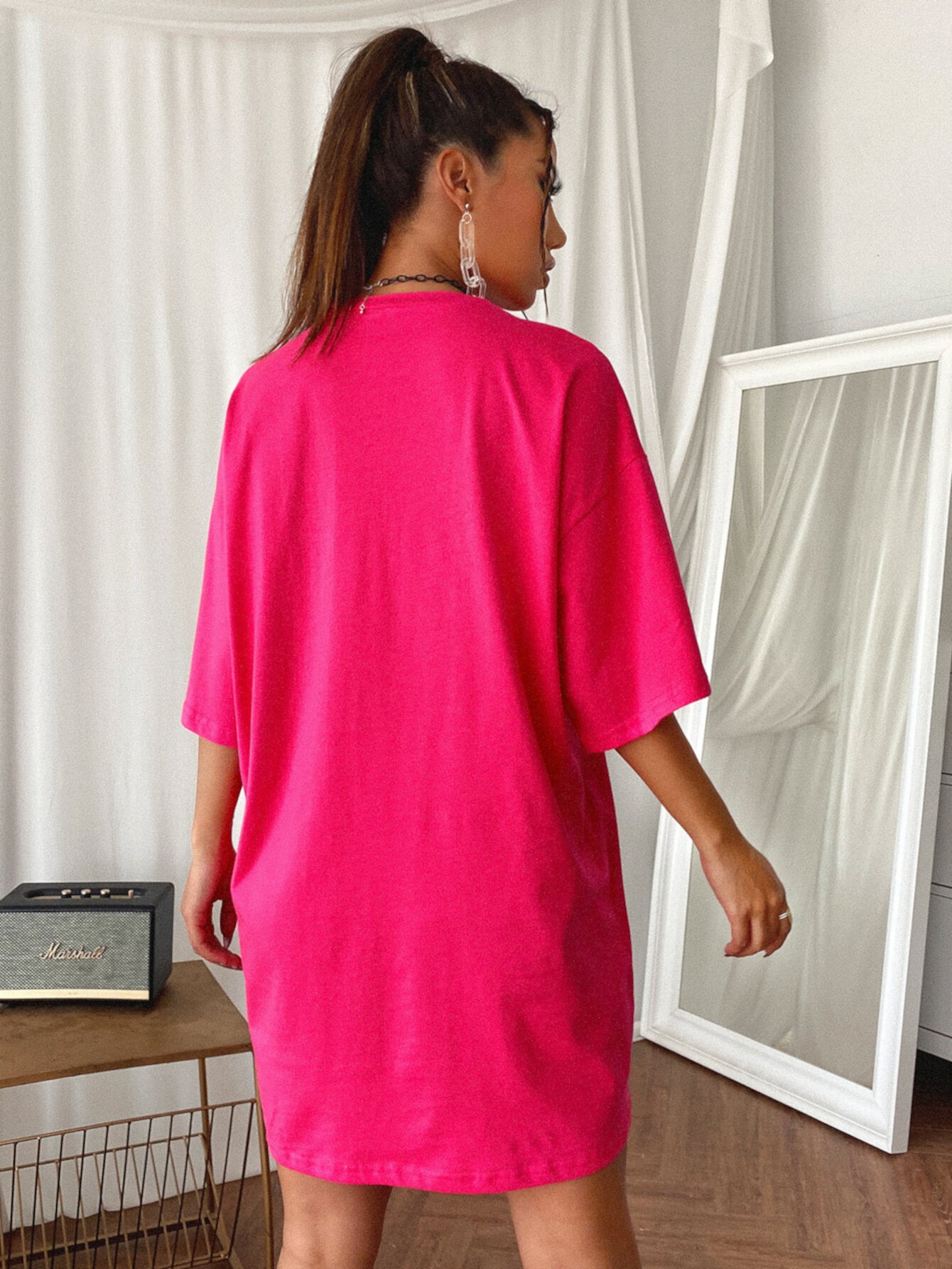 Неоновое розовое платье с оригинальным принтом SHEIN