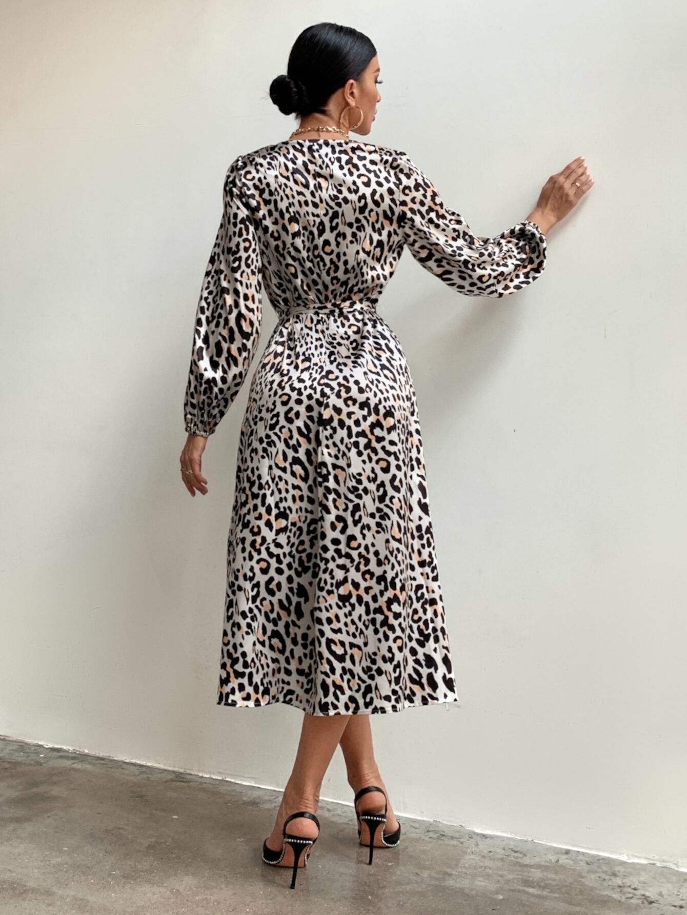 Платье с леопардовым принтом с поясом из атласа SHEIN