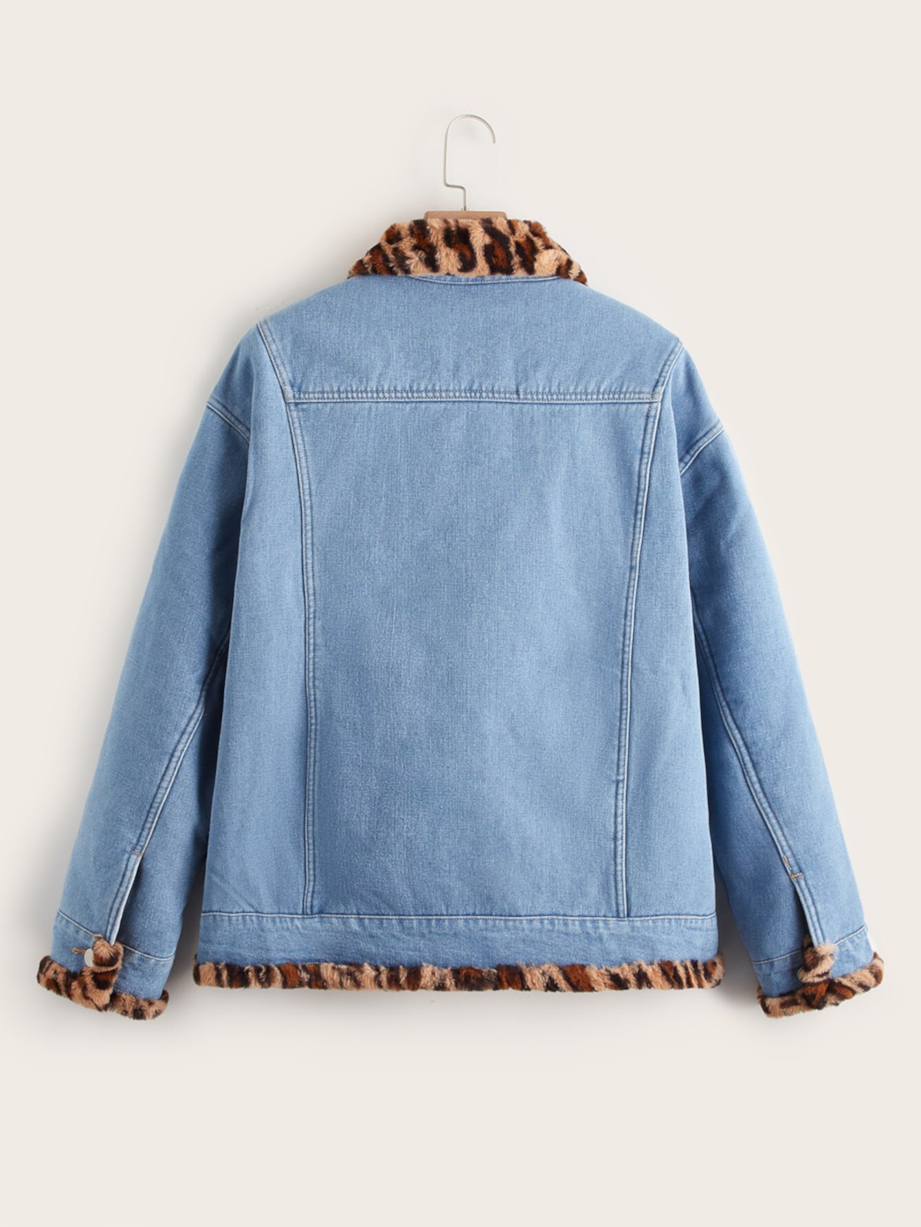 размера плюс Джинсовая куртка с леопардовой отделкой на плюшевой подкладке SHEIN