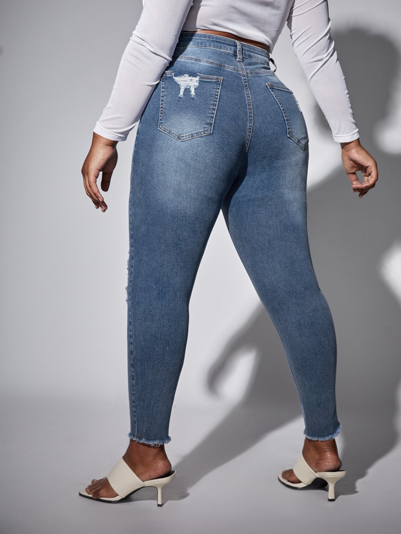 SHEIN SXY размера плюс Рваные джинсы с необработанной отделкой SHEIN