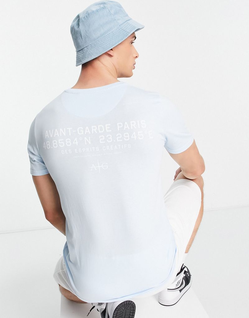 Небесно-голубая футболка с принтом на спине Avant Garde AVANT GARDE