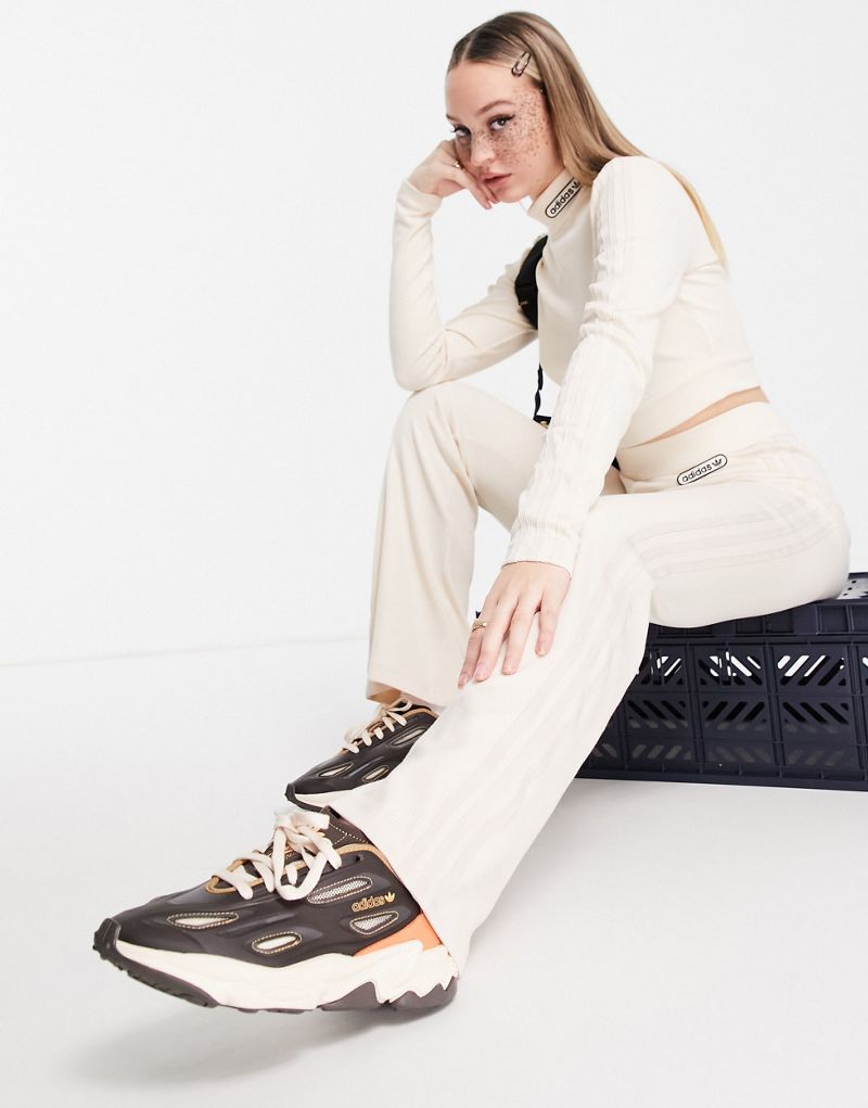 Брюки-джоггеры adidas Originals 'Retro luxury' с высокой талией в белом цвете Adidas