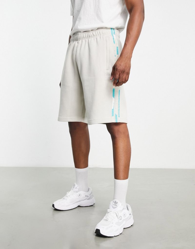 Серые шорты 8 дюймов с камуфляжным принтом и тремя полосками adidas Originals Adidas