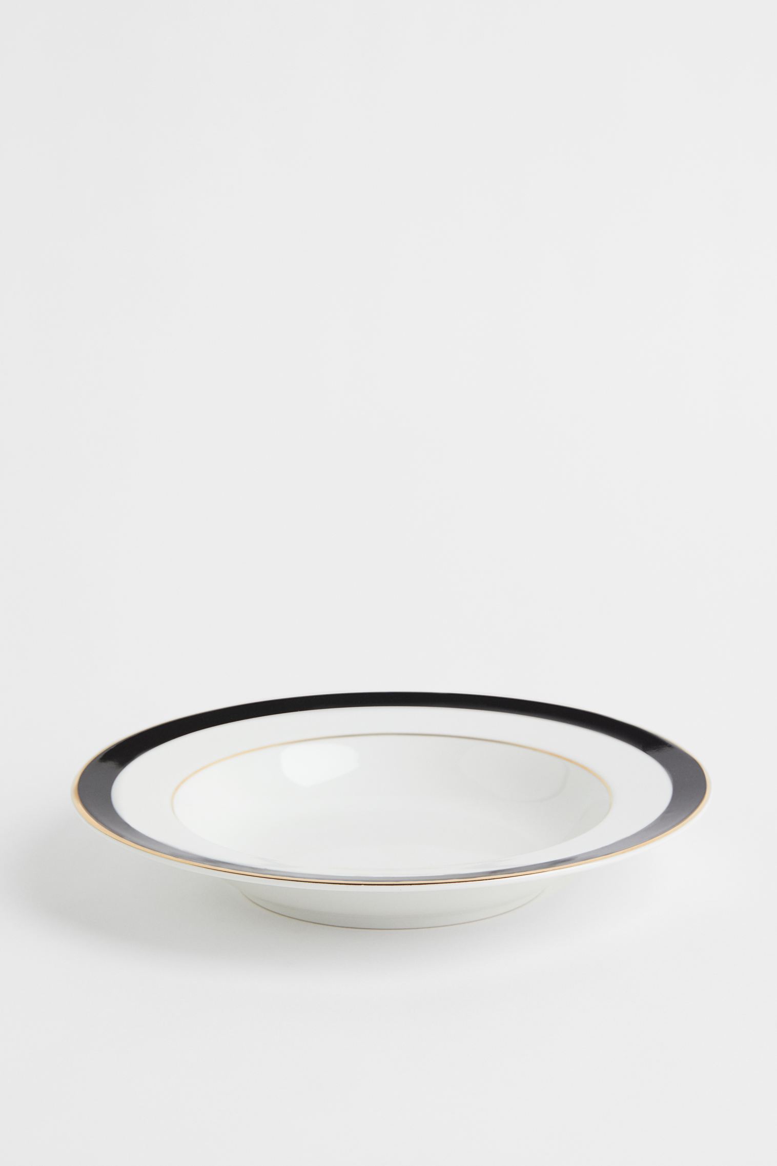 Глубокая фарфоровая тарелка H&M