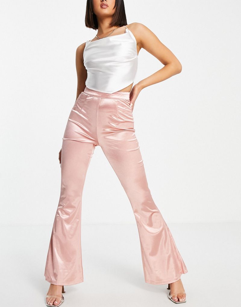Атласные расклешенные брюки персикового цвета Club L London — часть комплекта Club L London