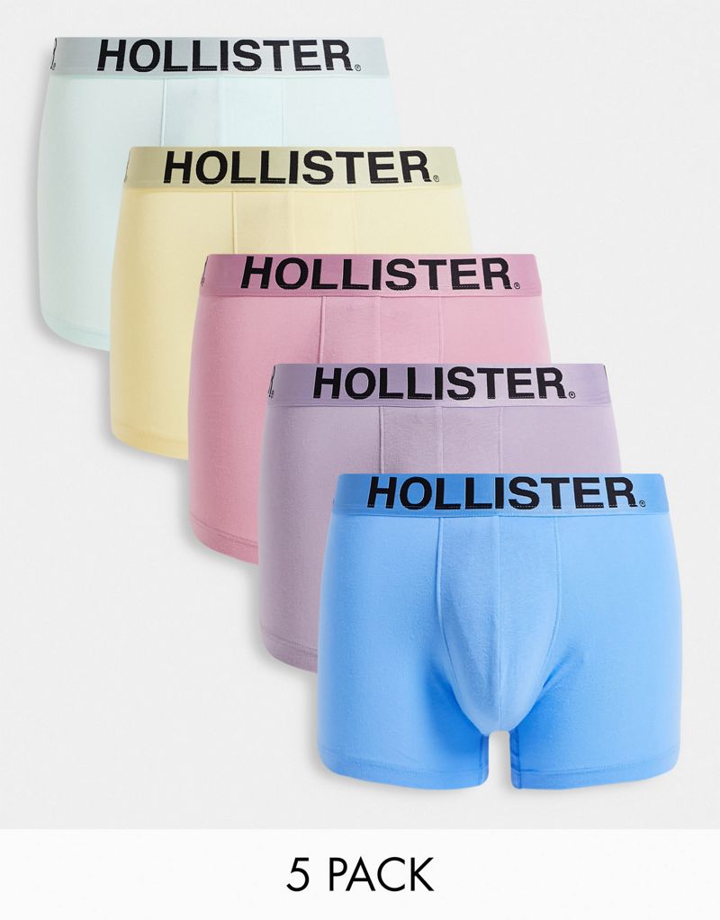 Набор из пяти спортивных плавок с логотипом на поясе Hollister розового, желтого, синего и фиолетового цветов. Hollister