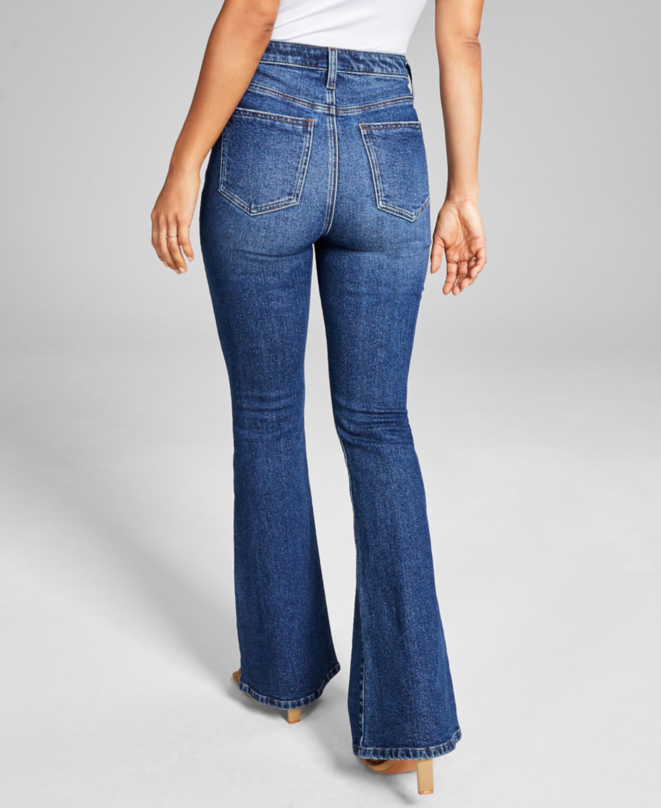 Женские расклешенные джинсы с пуговицами и выцветшими штанинами And Now This