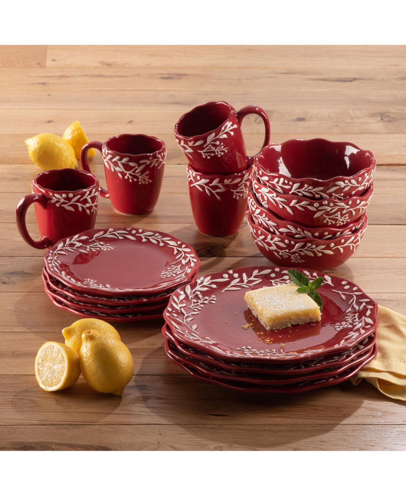 Bianca Mistletoe Красно-белый керамический набор столовой посуды из 16 предметов American Atelier