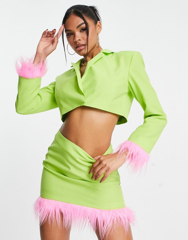 Укороченный пиджак ASYOU с розовой отделкой из искусственных перьев зеленого цвета — часть комплекта AsYou