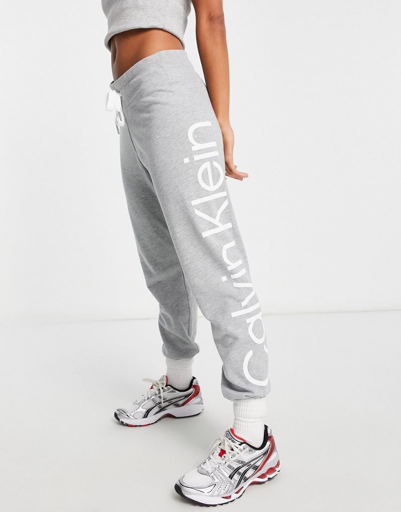 Серые спортивные брюки с большим логотипом и манжетами Calvin Klein Performance Calvin Klein