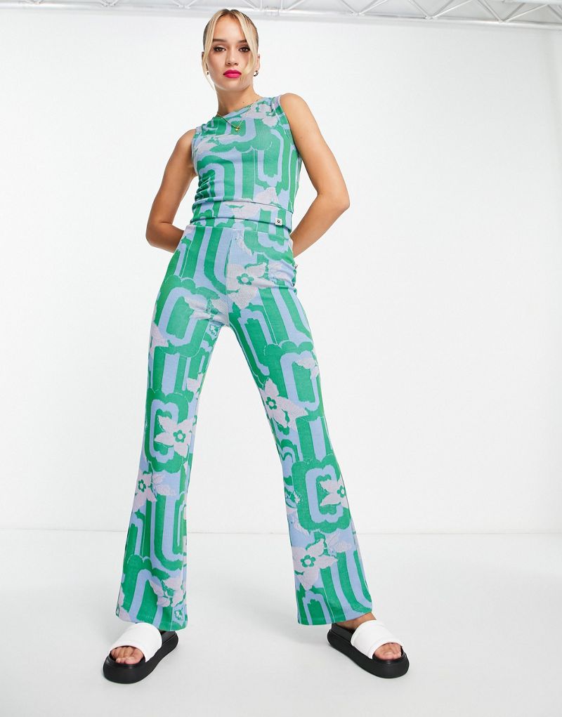Зеленые жаккардовые расклешенные брюки Damson Madder с цветочным принтом в стиле ретро — часть комплекта Damson Madder