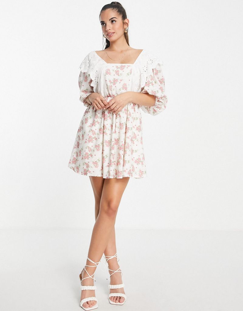 Платье мини-блузка с цветочным принтом In The Style x Lorna Luxe с эксклюзивной отделкой и нагрудником In The Style
