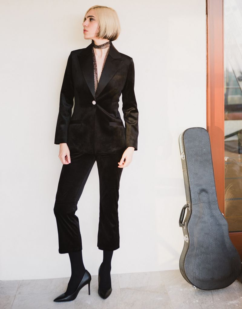 Черные укороченные бархатные брюки с расклешенной юбкой Labelrail x Julia Cumming — часть комплекта Labelrail