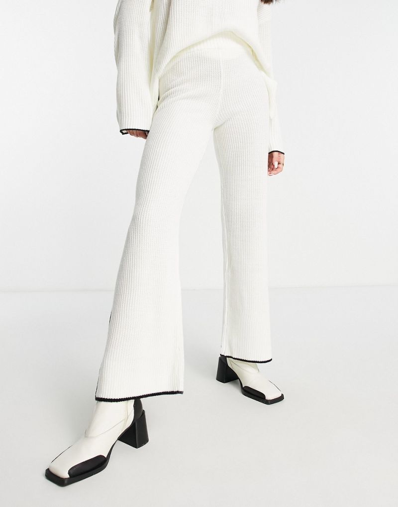  Широкие трикотажные брюки в рубчик с напуском на кончиках M Lounge цвета White Ice — часть комплекта M Lounge