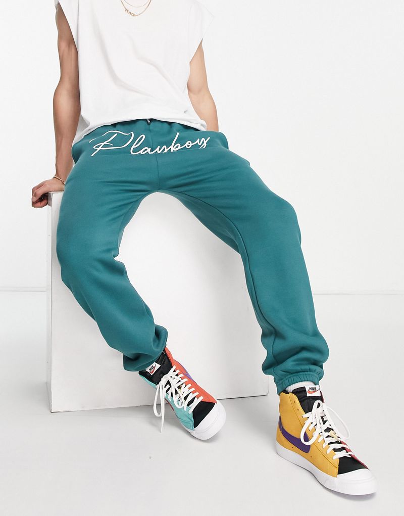 Свободные спортивные штаны Mennace x Playboy зеленого цвета с принтом-логотипом — часть комплекта Mennace