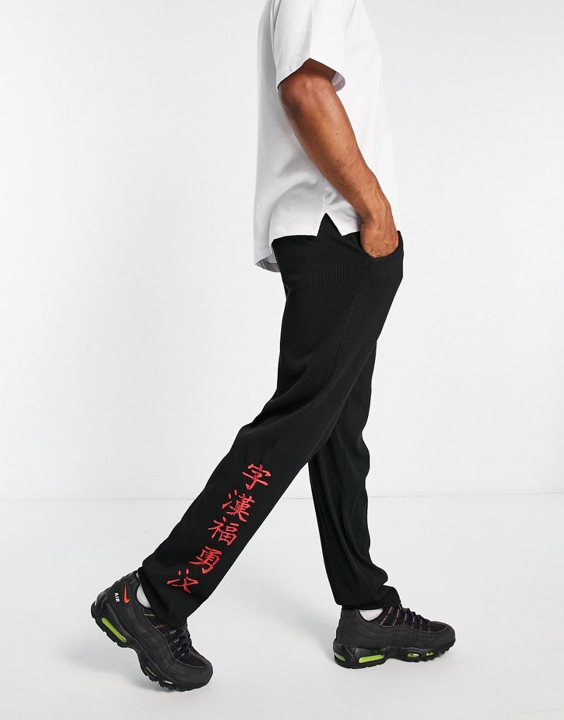 Черные прямые плиссированные брюки Liquor N Poker с японским текстовым принтом Liquor N Poker