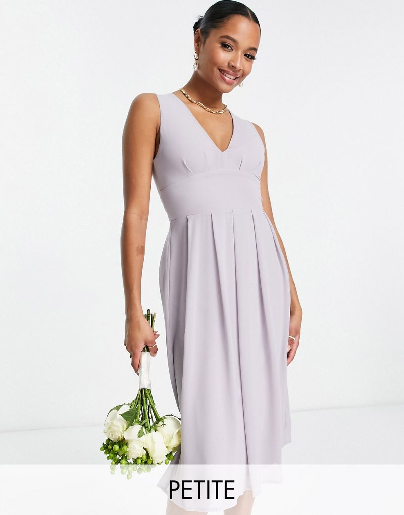 Женское платье TFNC Petite Bridesmaid из шифона с V-образным вырезом и миди юбкой в сборку, серого цвета TFNC