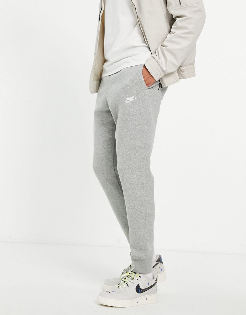 Серые спортивки. Nike Gray Cuffed Joggers. Серые джоггеры найк женские. Серые джоггеры Nike женские. Бледно-серый спортивный костюм Nike Club.