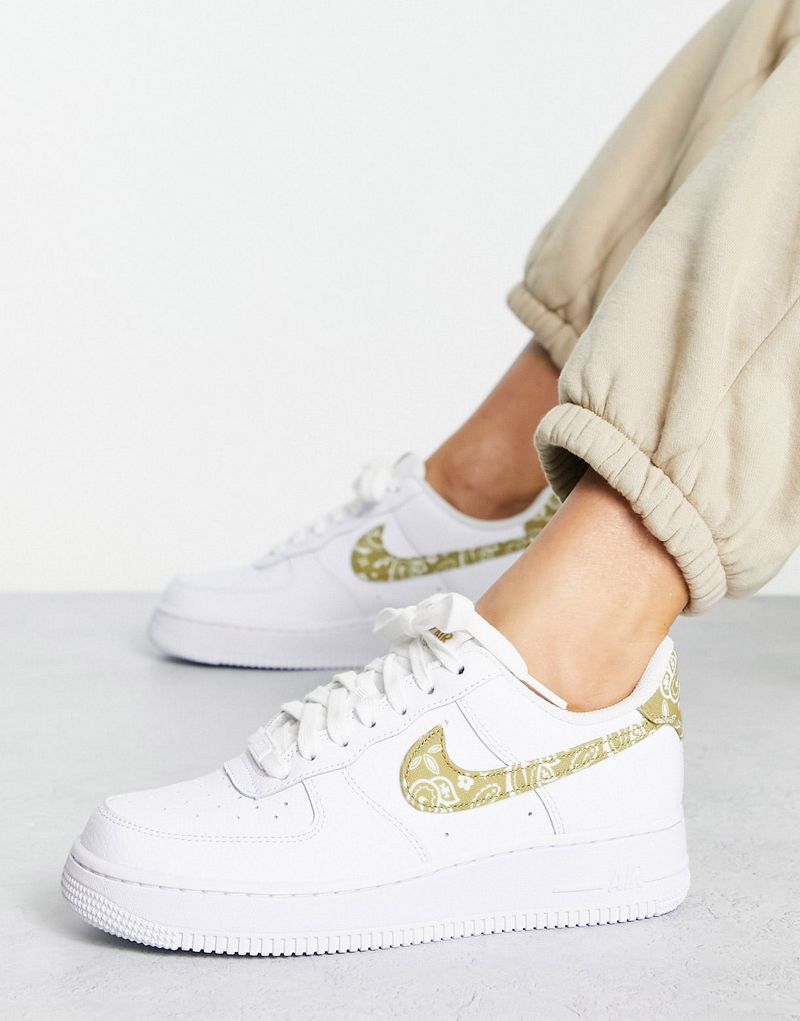 Air force 1 white brown. Nike Air Force 1 07 Low White/Brown (белые с коричневым). Кроссовки женские бело коричневые.