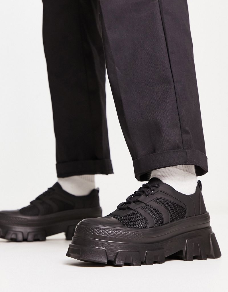 Массивные черные туфли со шнуровкой в общественных местах Public Desire