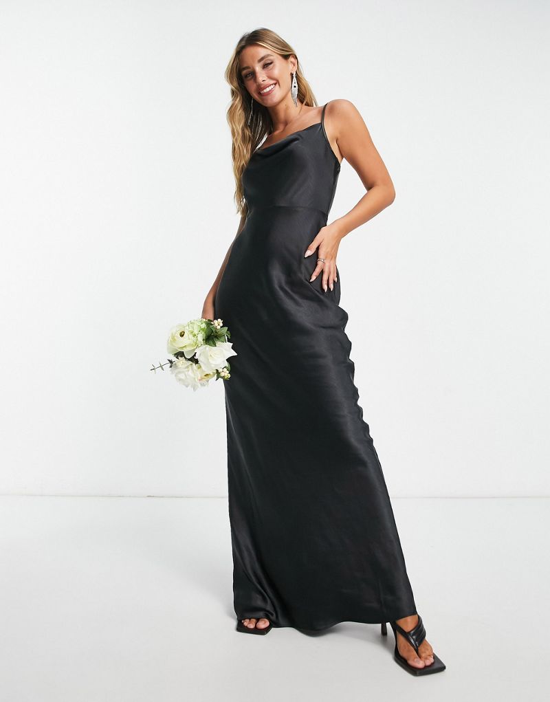 Черное атласное платье макси с воротником-хомутом Pretty Lavish Bridesmaid Keisha Pretty Lavish