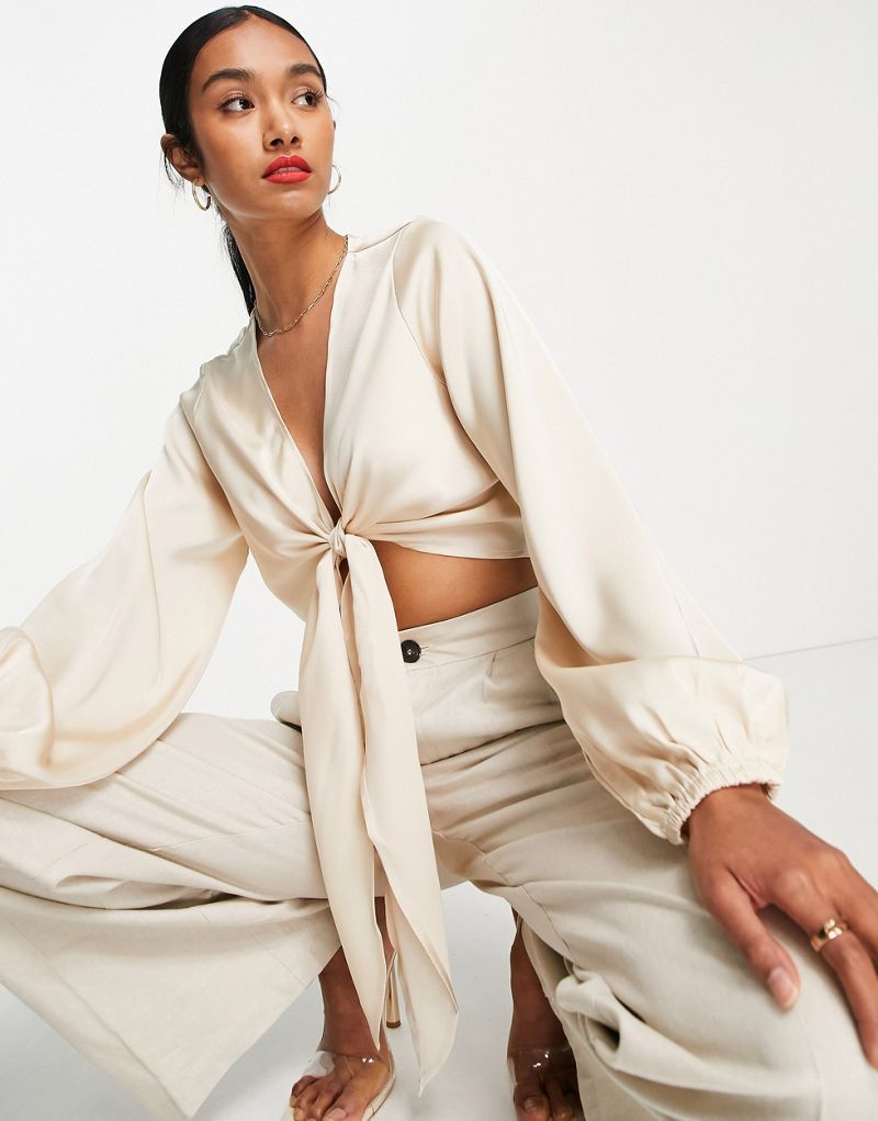 Кремовая атласная блузка с завязками спереди Pretty Lavish - часть комплекта Pretty Lavish