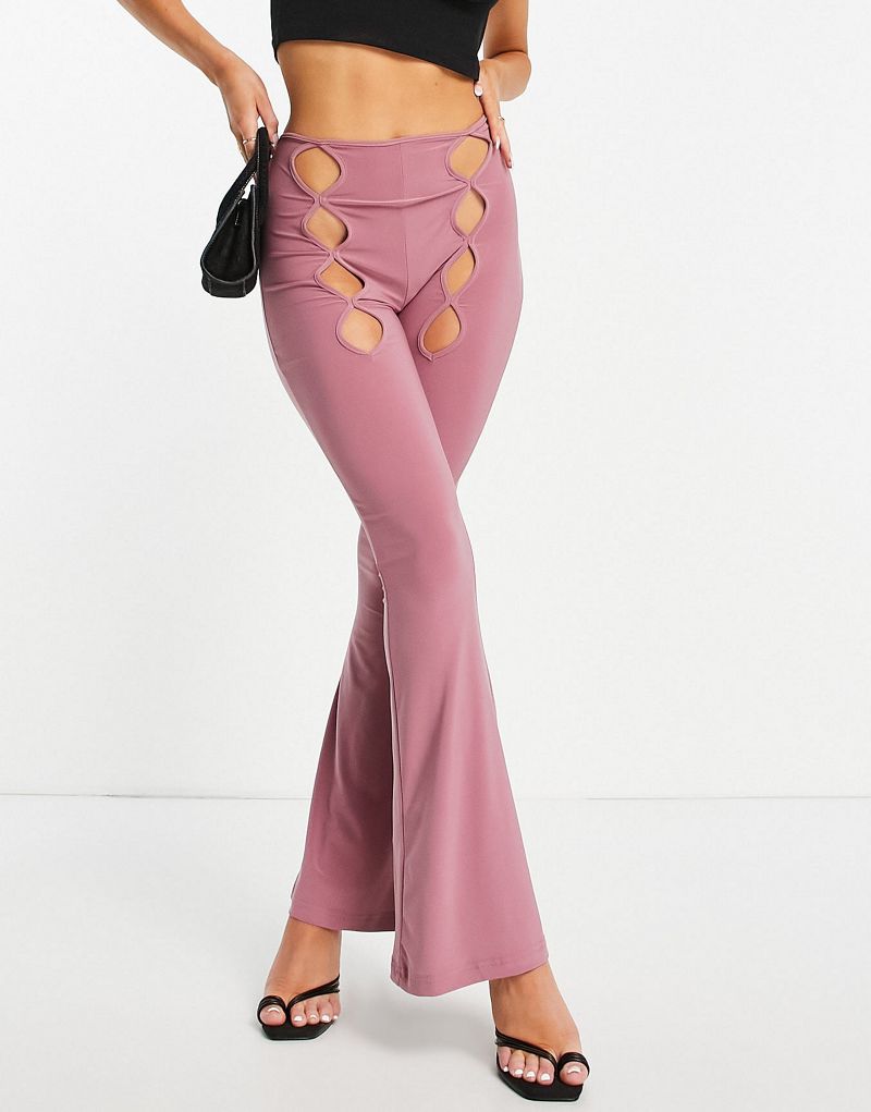 Брюки-клеш пыльно-розового цвета с вырезами Rebellious Fashion — часть комплекта Rebellious Fashion