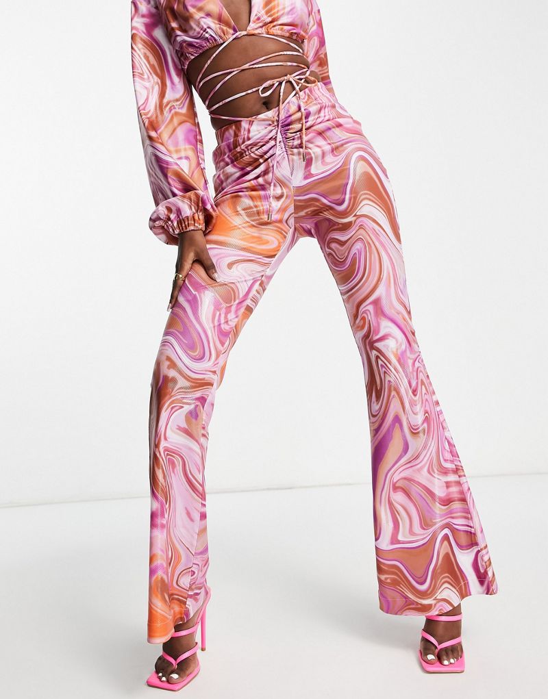 Расклешенные брюки из атласа Rare London с розовым принтом и завитками — часть комплекта Rare