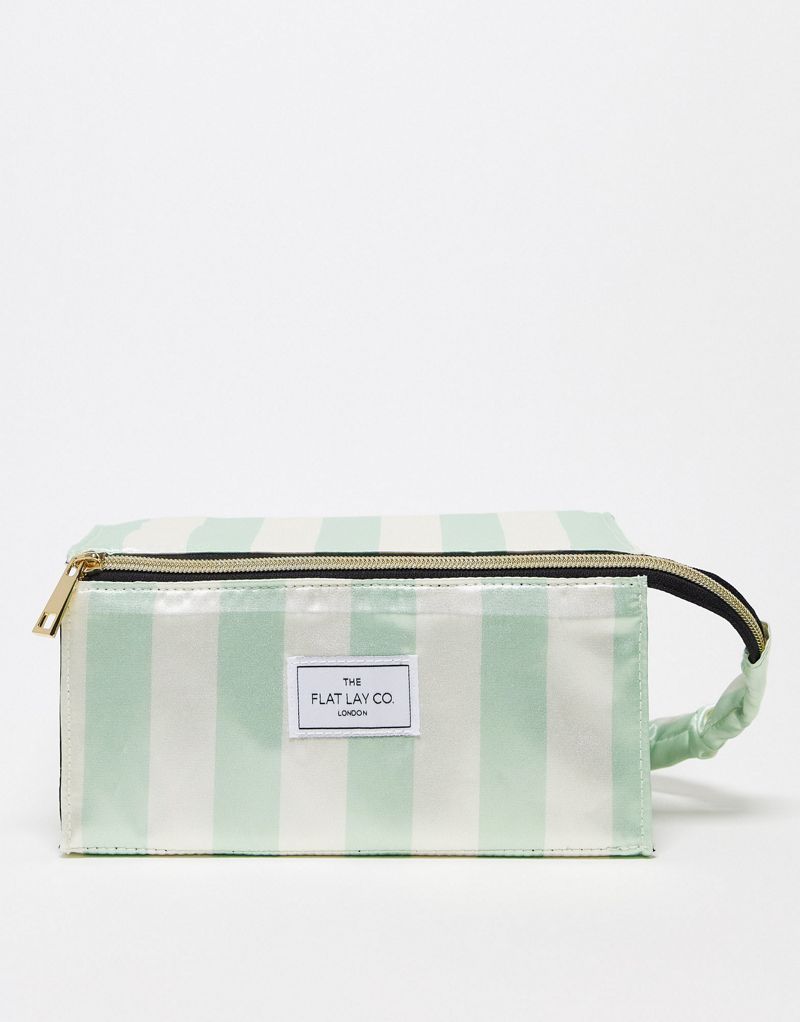The Flat Lay Co. X ASOS EXCLUSIVE Открытая плоская сумка для макияжа с атласным шалфеем в зеленую полоску Flat Lay Company