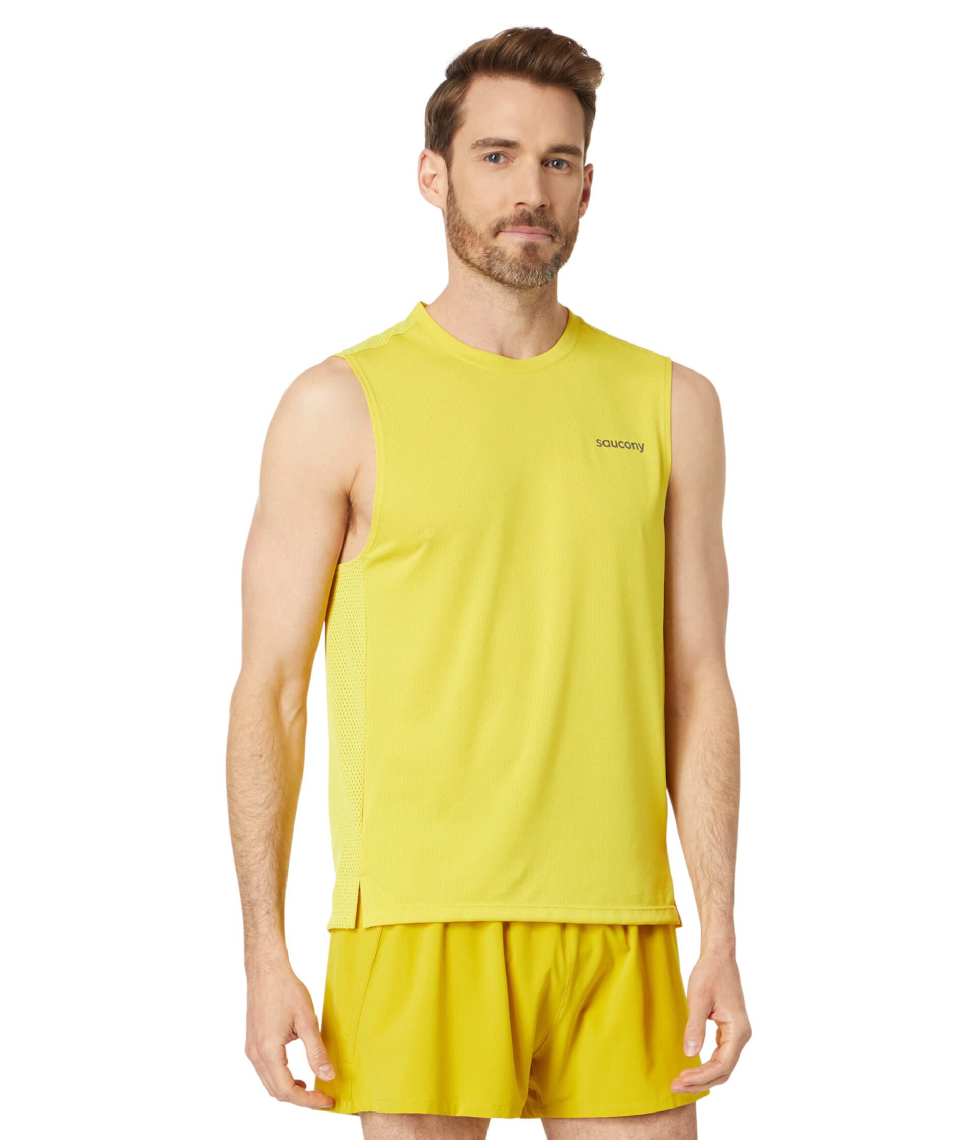 С sleeveless футболка Elevate Saucony с 20% переработанных материалов и системой охлаждения HeiQ Smarttemp Saucony